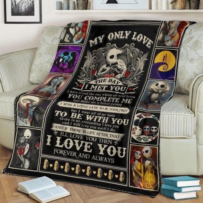 Cozy Gothic Love Blanket - Perfect Gift For Couples & Movie Fans - Soft, Warm & Stylish