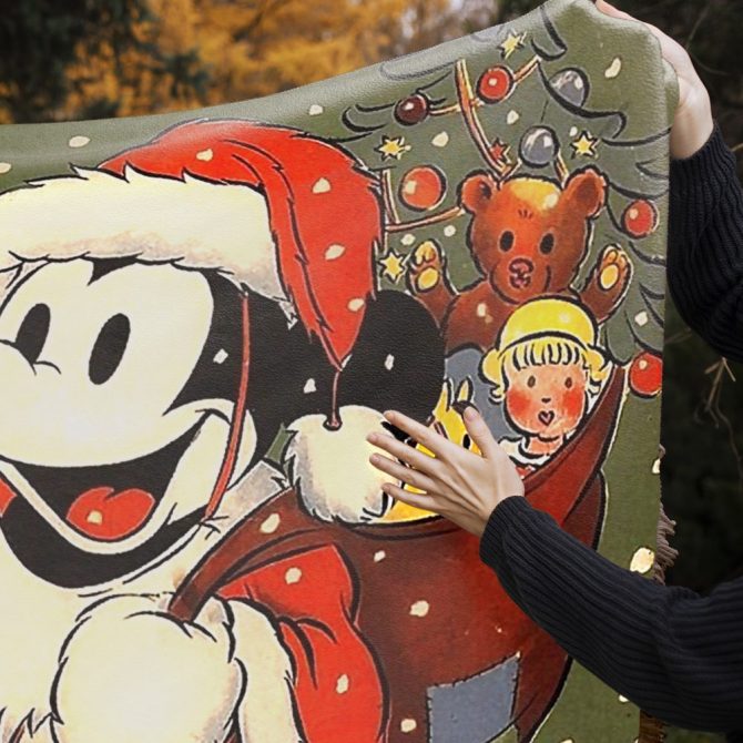 Custom Name Vintage Santa Blanket - Cozy Christmas Gift Featuring Classic Character - Image 2