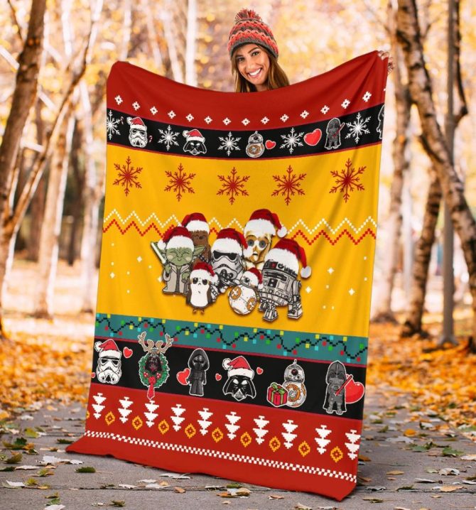 Cozy Holiday Fleece Blanket With Iconic Characters – Perfect Christmas Gift! - Image 4