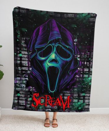 Chilling Scream Hooded Blanket - Cozy Horror Movie Night Essential
