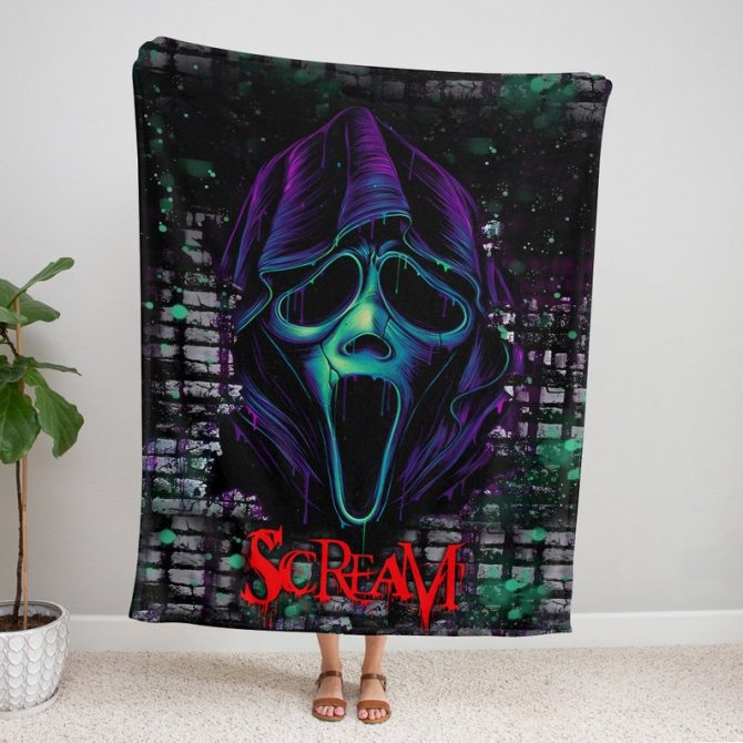 Chilling Scream Hooded Blanket - Cozy Horror Movie Night Essential