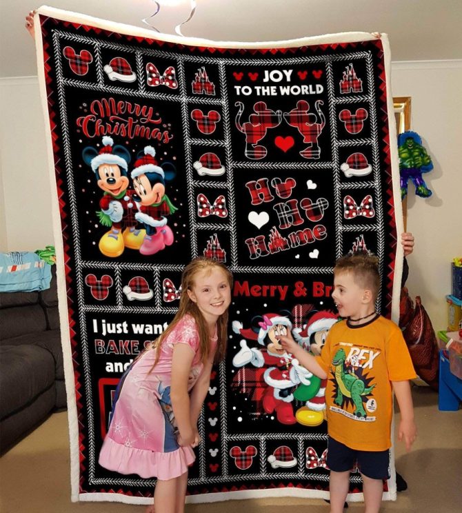 Cozy Christmas Disney Blanket - Mickey & Minnie Holiday Cheer For Movie Nights! - Image 3