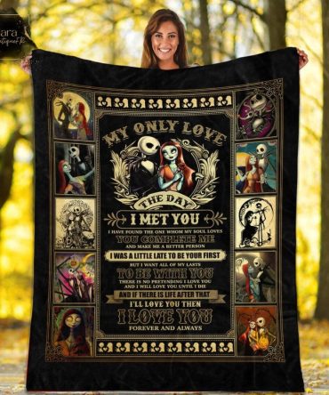 Nightmare Before Christmas  Cozy Gothic Love Blanket - Perfect Gift For Fans & Couples - Warm & Stylish Home Decor