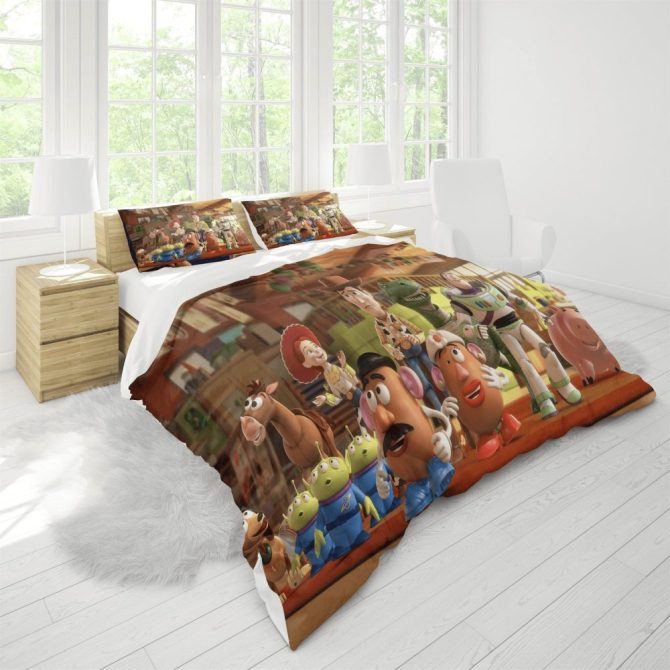 Cozy Toy Story Bedding Set - Kids Twin/Full Comforter & Pillowcases - Vibrant Pixar Design