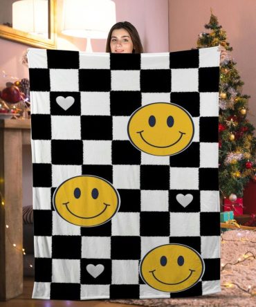 Cozy Smiley Face Checkered Blanket - Soft Fleece Throw With Heart Design For Home & Gifts