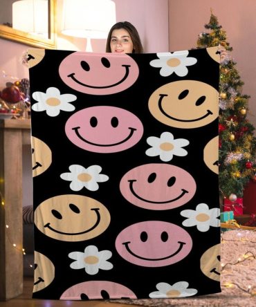 Cozy Smiley Face & Daisy Fleece Blanket – Perfect Holiday Gift, Vibrant Design, Soft & Warm