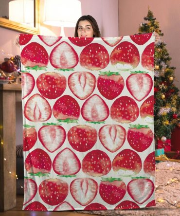 Cozy Strawberry Print Blanket - Soft, Vibrant Throw For Home Decor & Gifting