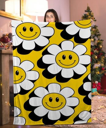 Cozy Smiley Flower Fleece Blanket - Brighten Your Space With Cheerful Yellow & White Design