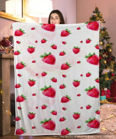 Cozy Strawberry Print Fleece Blanket - Soft Winter Throw For Home & Holiday Gift