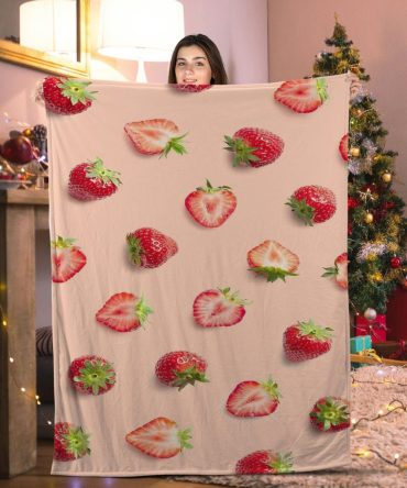 Cozy Strawberry Print Fleece Blanket - Perfect For Warmth & Style This Winter