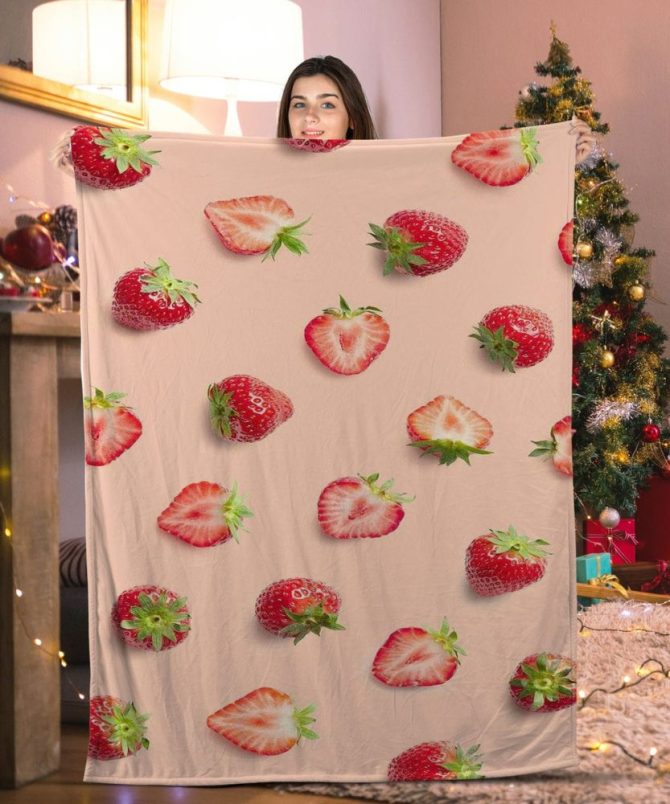 Cozy Strawberry Print Fleece Blanket - Perfect For Warmth & Style This Winter